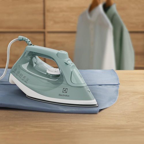 Ferro de Passar a Vapor e a Seco Electrolux Experience Care ESI51 com PowerVapour, Base Glissium, Spray de Água e Vapor Vertical – Verde Claro 110V
