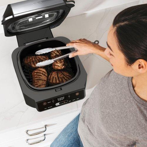 Ninja - Foodi churrasqueira interna de bancada 6 em 1 com fritadeira de ar de 4 litros, assar, assar, grelhar, desidratar - preto/aço inoxidável-EG201